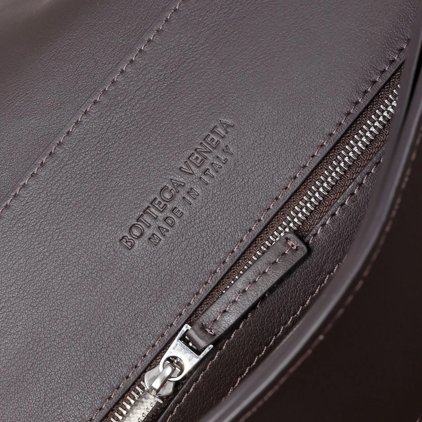 Batch 2960 BOTTEGA VENETA 2025 new men's ANDIAMO backpack Bottega Veneta's main recommendation is undoubtedly Andiamo. The first new favorite of 2025 is a men's splayed buckle bag. It can be seen that the designer has used many small ideas. The detachable cross-body strap is very convenient for elite office workers to carry their work diary. Reduce the burden on your hands when carrying office supplies. The interior is divided into two large compartments and a small zippered compartment. Unlike the women's model, the compartments here are not detachable. The fixed large single layer also makes it easier to pack lightly when going out to work and avoids the accumulation of too many small items. Style number: 5969 Size: 43*32*20cm